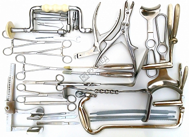 Большой набор хирургических инструментов